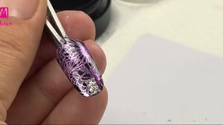 Jewelry-like nail art with mirror powder