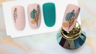 Trendy nail stamping decoration inspired by nature