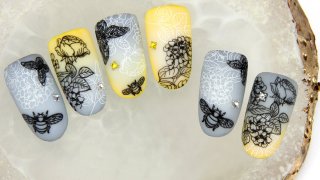 Summer nail art in Pantone colours of 2021