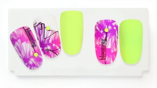 Summer nails with neon pigment powder and stamping