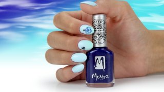 Summer salon nails with trendy sailor motif