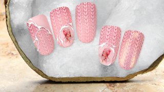 Gradient knitted design with charming nail sticker