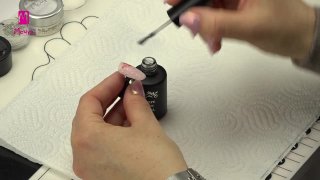Charming, restrained nail art for Valentine's Day