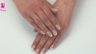 Almond-shaped French nail with filed smile line