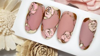 Amazing, romantic nail art decorated with roses