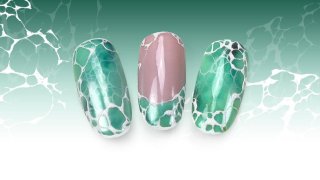 Turquoise marble nails effected with stamping