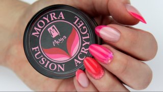 Almond-shaped nails with glitter ombre decoration