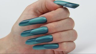 Pipe-shaped nail in extreme length with cross ombre French decoration made with gel polish
