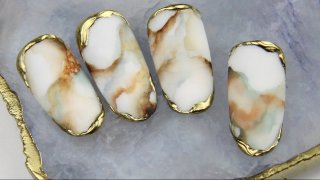 Marble aquarelle nail art in rustic golden frame