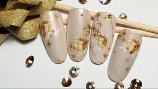 Gold nail art with sticker and hand-painted motif