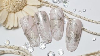 Nail art decorated with leaves in elegant colours