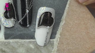 Elegant, hand-painted nail art with effect powders - Preview
