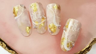 Nail art with shiny nail foil and effected pattern