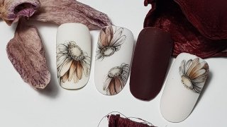 Delicate and clean floral nail art