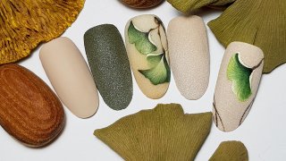 Ginkgo leaves for a nature-inspired manicure