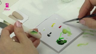 Ginkgo leaves for a nature-inspired manicure