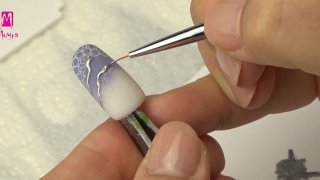 Cold shaded, gradient nail art in winter mood