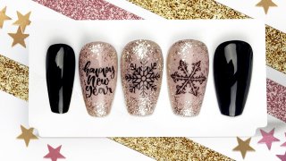 Nail art in champagne colour for New Year's Eve