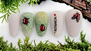 Ladybug nail art for garden atmosphere