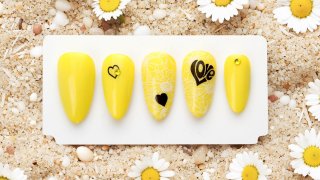 Summer daisy flower nail art with nail polish